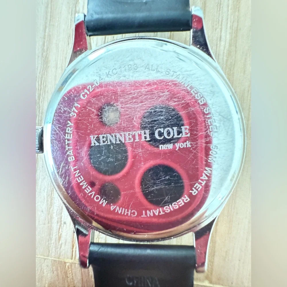 Kenneth Cole New York men’s gray dial black leather dress watch NEW BATTERY